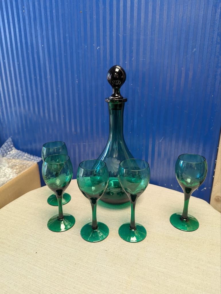 Vintage Groen Glazen Karaf met 5 Wijnglazen - Bloemenmotief, Antiek en Kunst, Antiek | Glas en Kristal, Ophalen of Verzenden