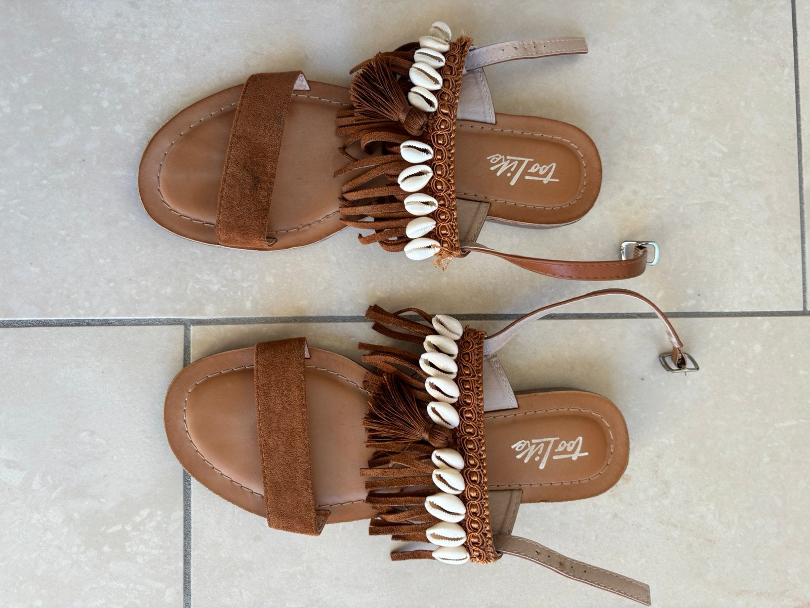 Nieuw beige suede slippers schelpjes maat 36, Slippers, Beige, Nieuw, Ophalen of Verzenden