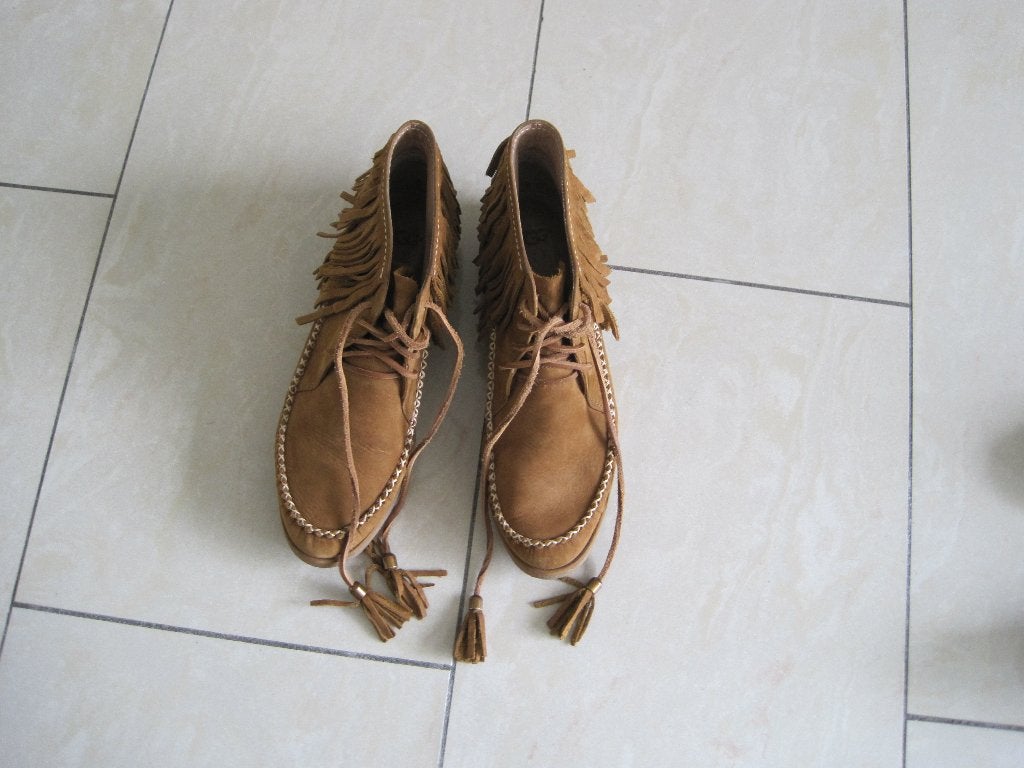 Bruine/ suede veter schoen/ mt= 40/ Merk: UGG, Ophalen, Zo goed als nieuw, Bruin