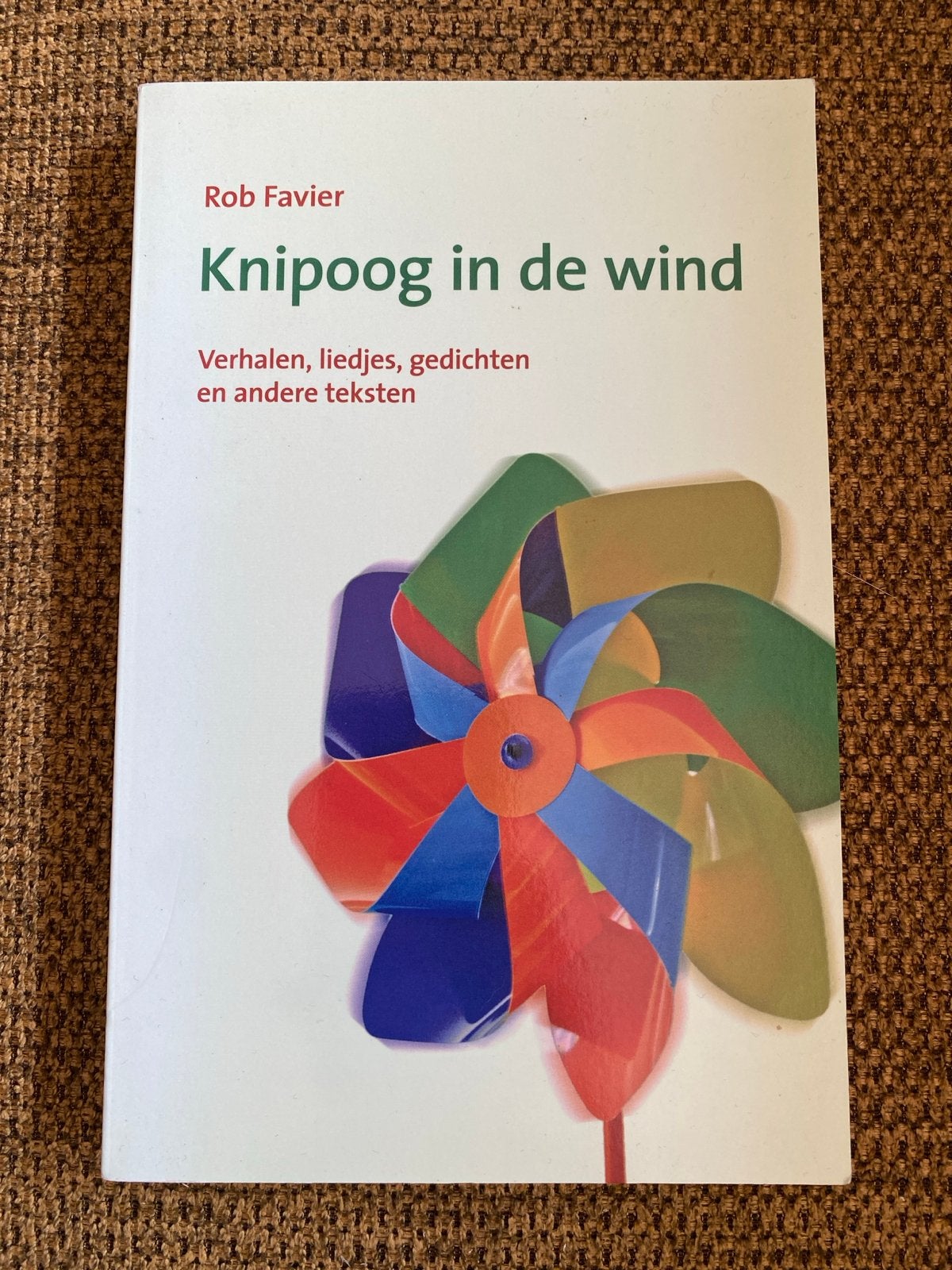 R. Favier - Knipoog in de wind, Ophalen of Verzenden, Zo goed als nieuw, R. Favier