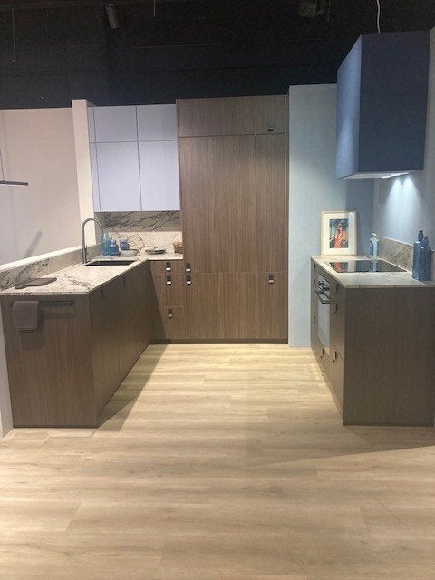 Moderne hoekkeuken noten houtlook showroomkeuken, Ophalen, Bruin, Hoekkeuken, Graniet of Steen