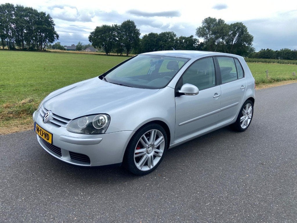 VW Golf 1.6 16V FSI Airco 6 Versnellingen Trekhaak, Zwart, 4 cilinders, 620 kg, Handgeschakeld