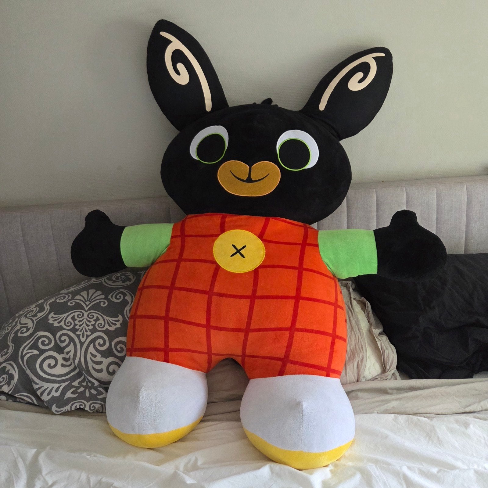 Grote Bing Knuffel 125 cm Zwart Konijn met Oranje Salopette, Kinderen en Baby's, Overige merken, Overige karakters, Konijn, Zwart