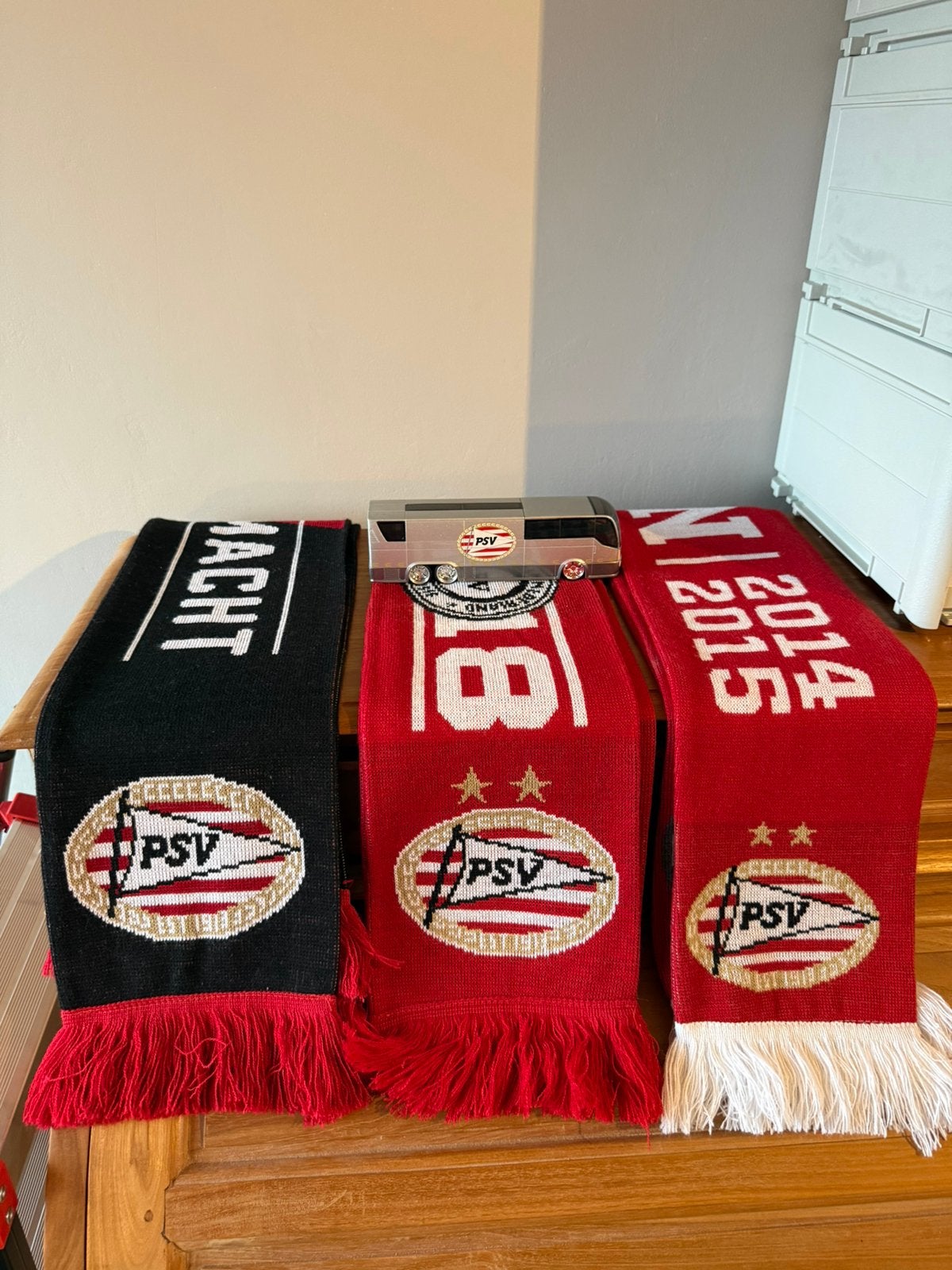 PSV fan artikelen – miniatuur spelersbus & 3 sjaals, Maat XL, Ophalen of Verzenden, Zo goed als nieuw, Overige