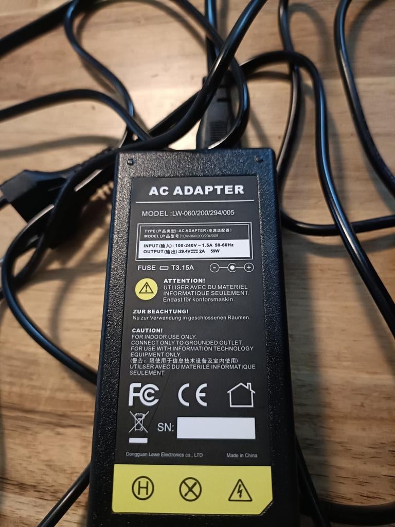 Oplader 3 pin labtec 29,4 v 24v  2a, Ophalen of Verzenden