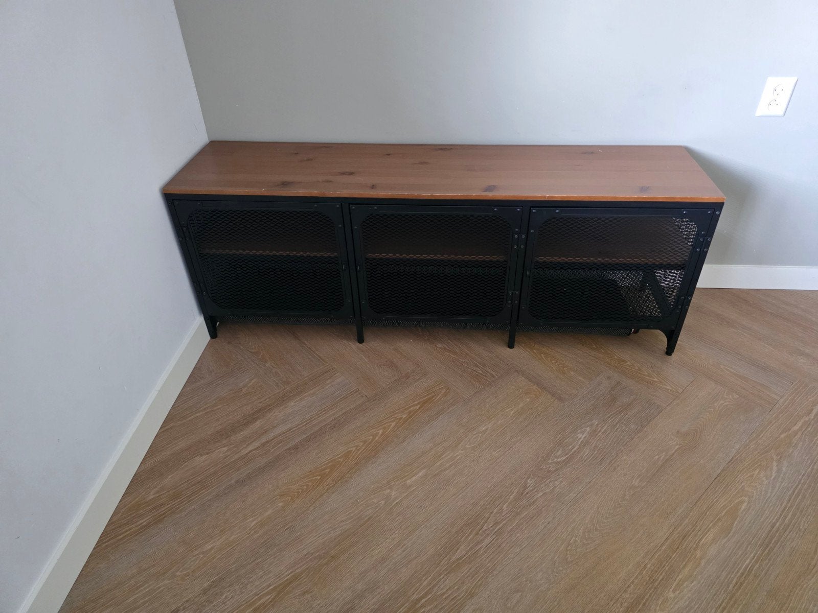 Industriële TV-meubel/dressoir met metalen deuren, Overige houtsoorten, 150 tot 200 cm, Ophalen of Verzenden, Zo goed als nieuw