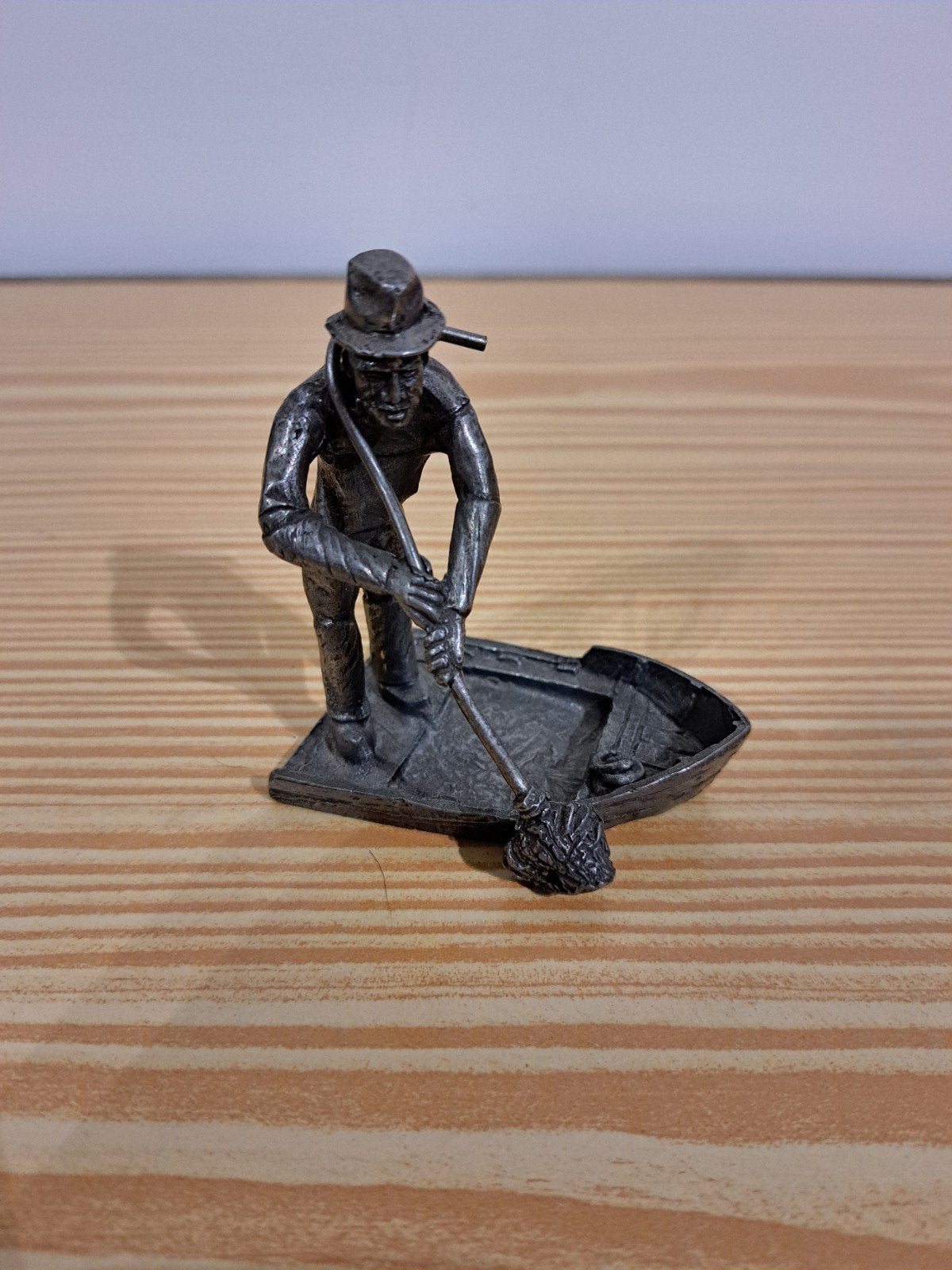 Royal Paalderop Tin Figuur Man in Bootje met Bezem, Ophalen of Verzenden