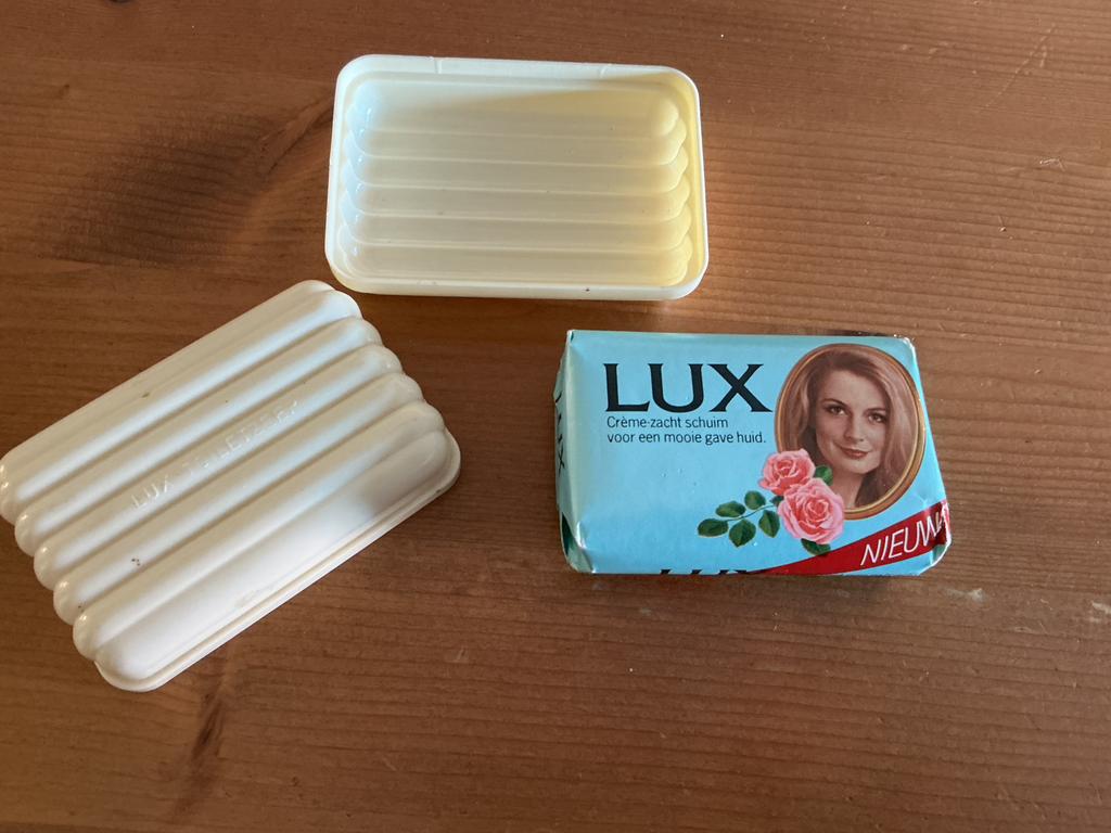 Oud lux  zeepdoosje met zeep, Ophalen of Verzenden, Zo goed als nieuw