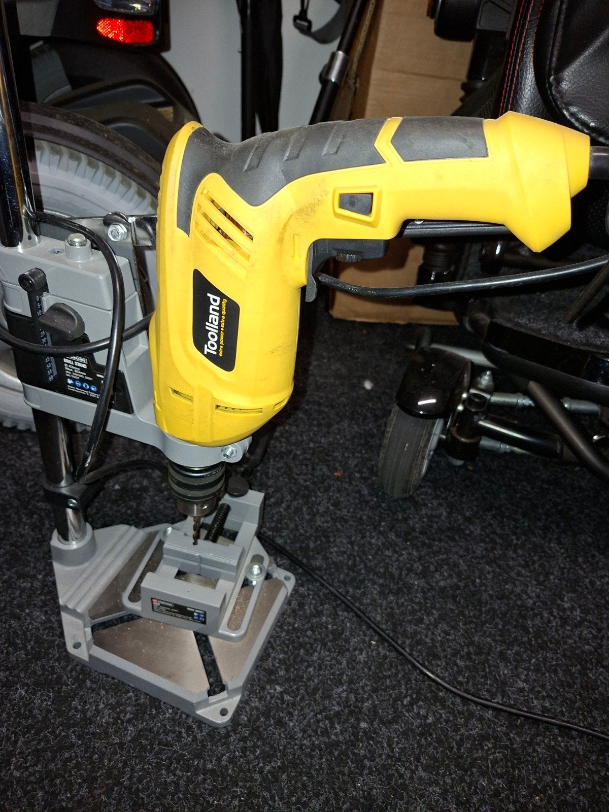 Toolland Boormachine met Boorstandaard - Zo goed als nieuw, Variabele snelheid, Zo goed als nieuw, 400 tot 600 watt, Ophalen