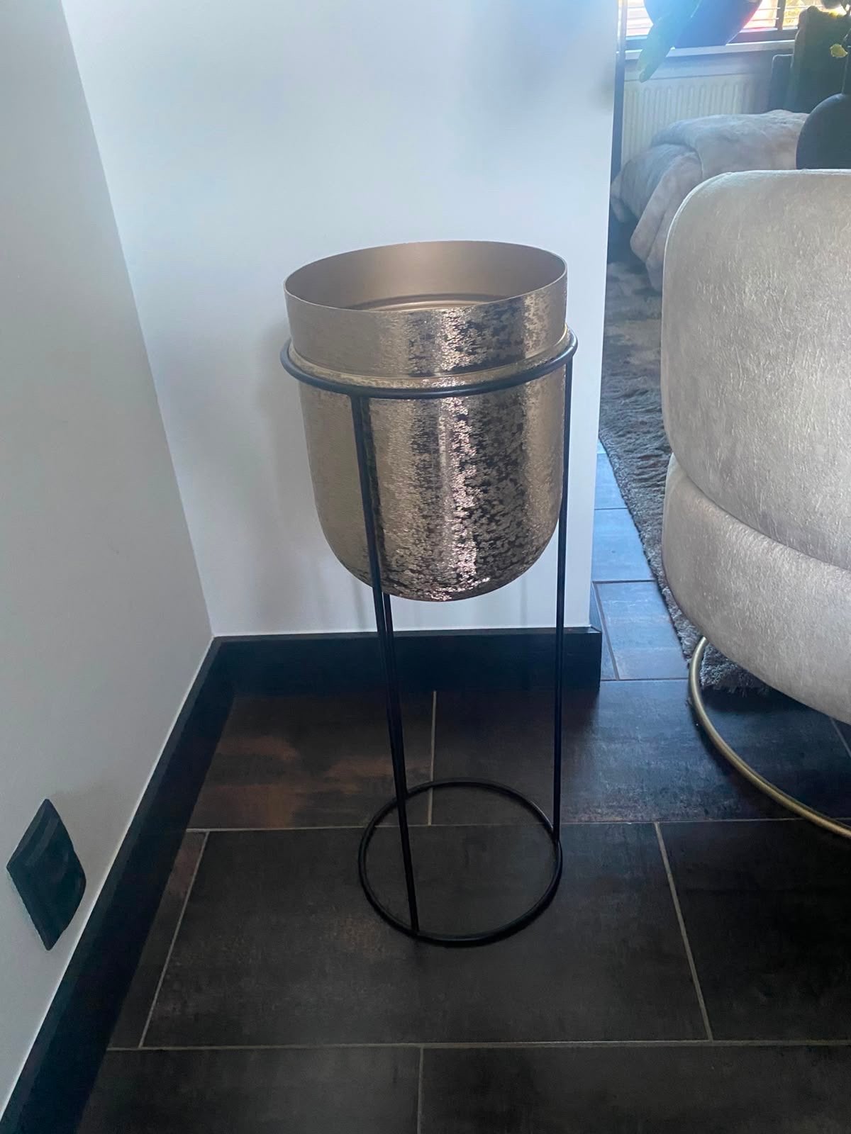 Gouden bloempot op zwart metalen standaard, Tuin en Terras, Bloempotten, Rond, Binnen, Zo goed als nieuw, Metaal