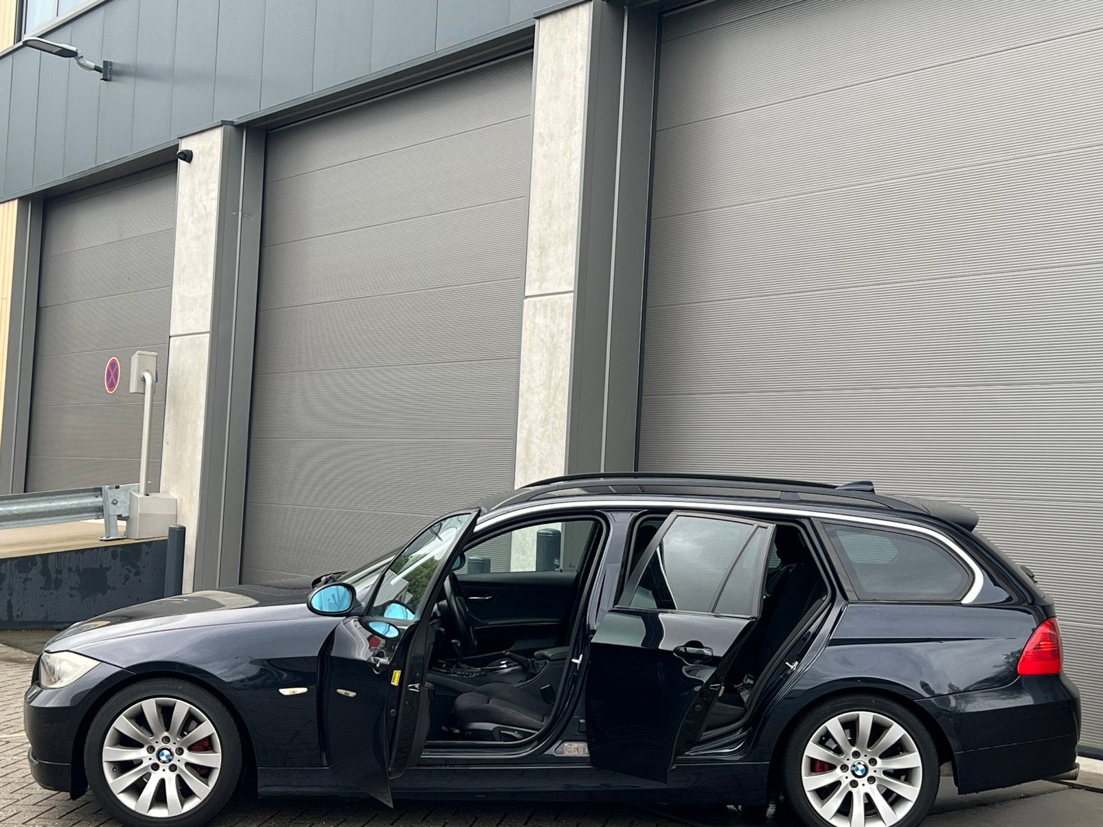 Zwarte BMW 3-Serie 320i E91 Touring M Automaat/NieuweAPK/NAV, Automaat, 1995 cc, Zwart, 4 cilinders