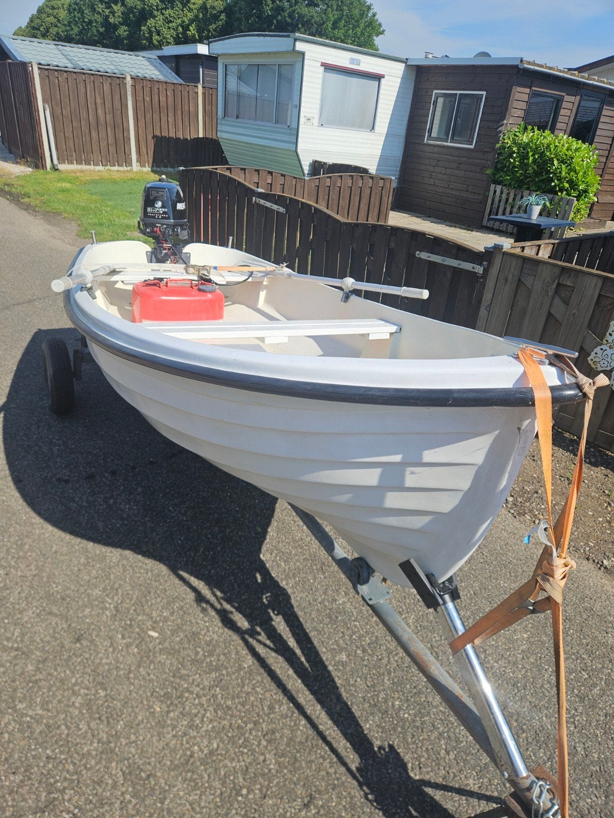 Polyester boot met Mercury motor en trailer. In nette staat., Watersport en Boten, Sloepen, Gebruikt, Overige merken, Afdekzeil