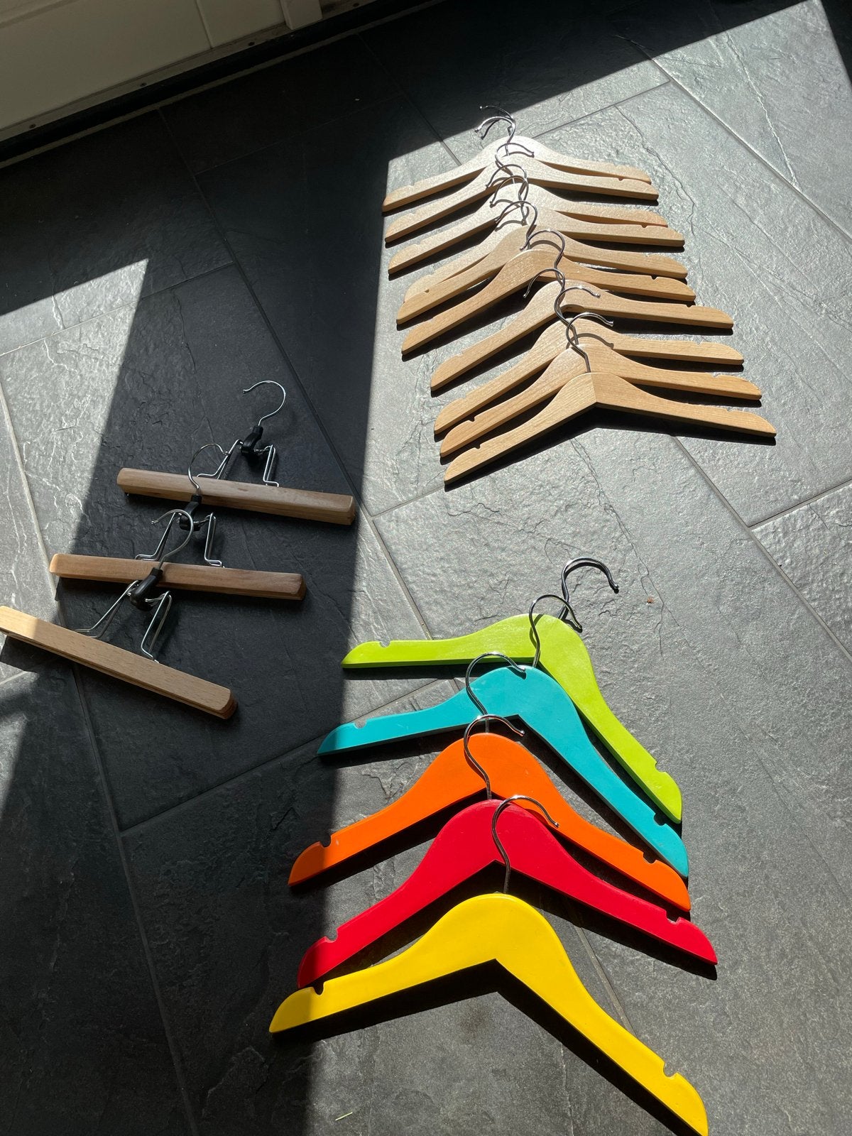 Diverse kledinghangers: hout en kleurrijk, Ophalen of Verzenden, Gebruikt, Hout, Kinderen en Volwassenen