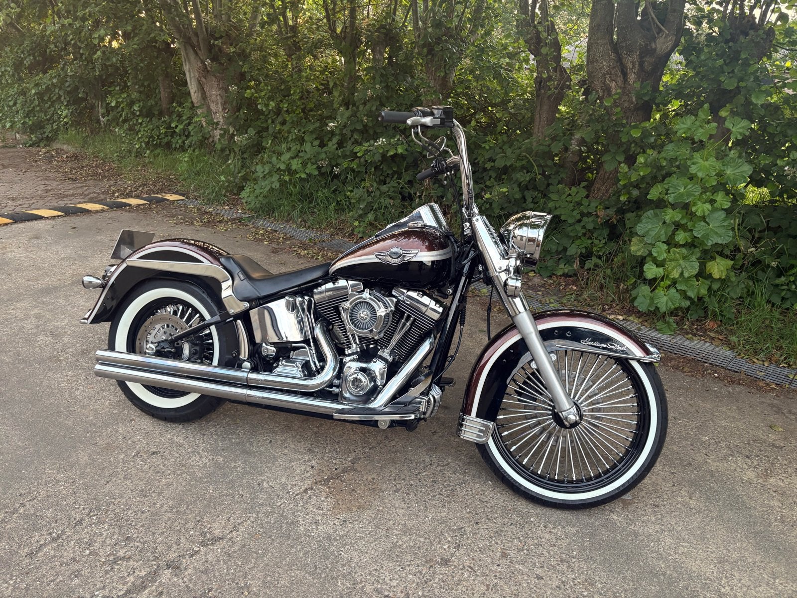 Harley-Davidson Softail Heritage Classic 100th Ann. (2003), 2 cilinders, Hrley benelux, Info@harley.com, Handgeschakeld
