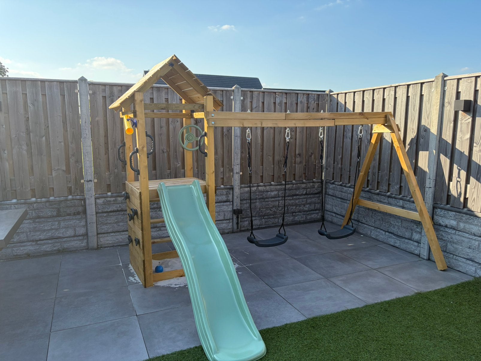 Te koop huisje met schommels, Kinderen en Baby's, Speelgoed | Buiten | Speeltoestellen, Ophalen, Gebruikt, Schommel