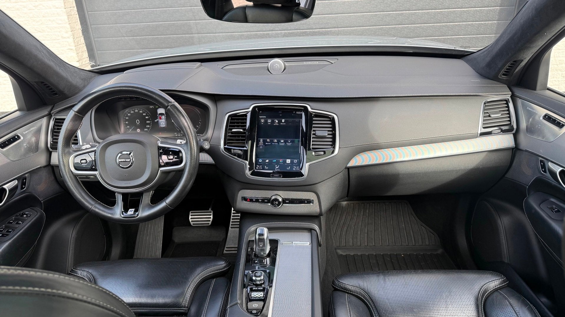 Volvo XC90 2.0 T8 Twin Engine AWD R-Design | B&W | Massage |, Auto's, Dealer onderhouden, Gebruikt, Zwart, 7 stoelen