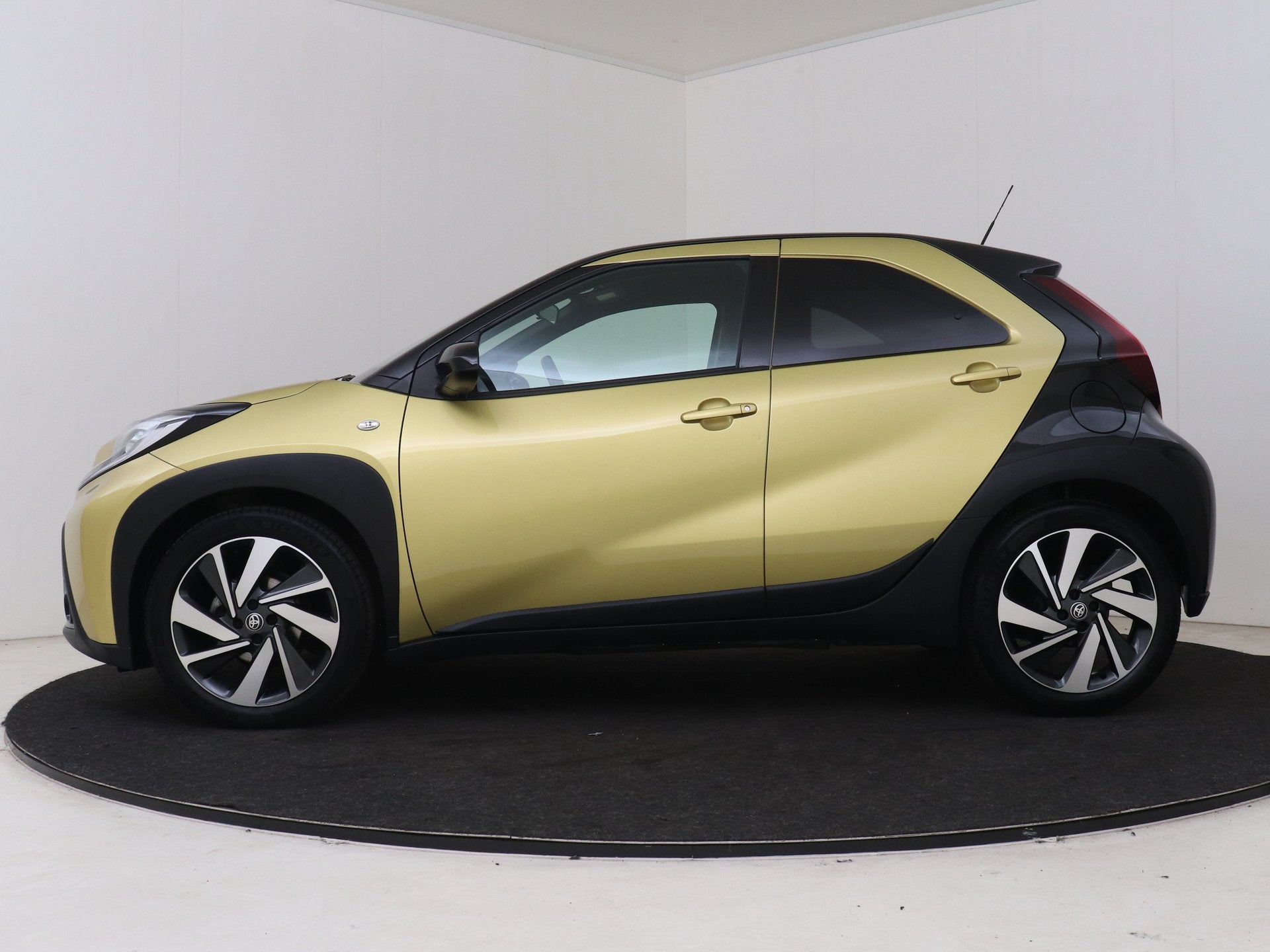 Toyota Aygo X 1.0 VVT-i MT Envy | NL dealeronderhouden |, Auto's, Gebruikt, 4 stoelen, Grijs, 3 cilinders