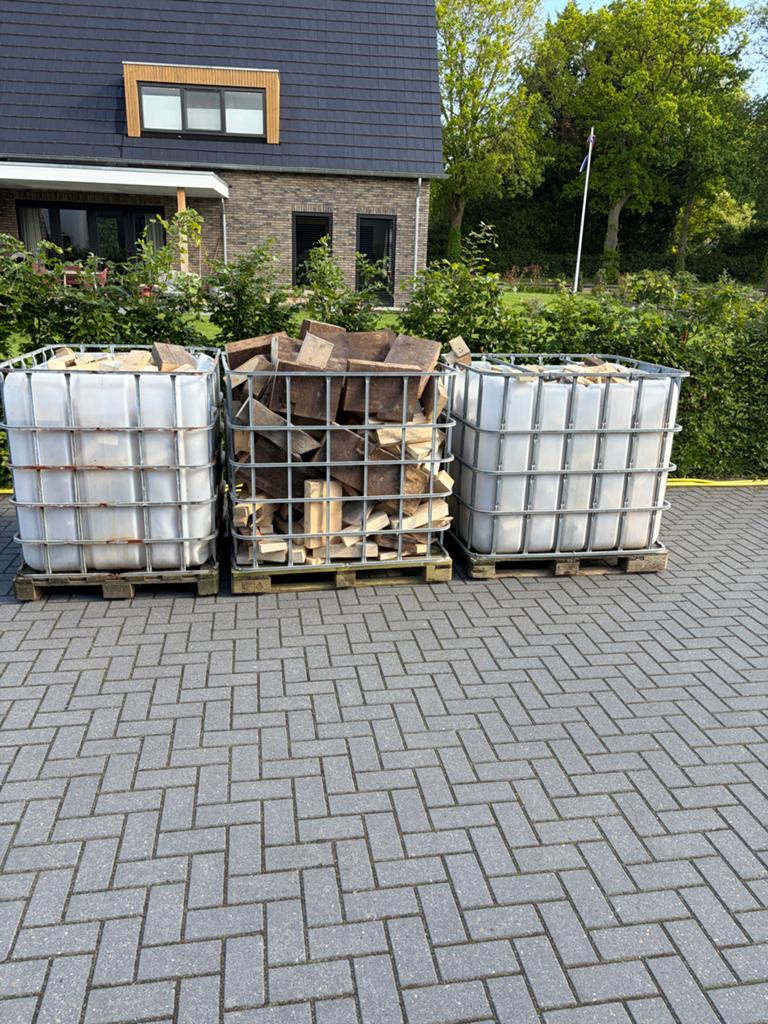 Brandhout: Diverse blokken in IBC-containers, Tuin en Terras, Haardhout, Minder dan 3 m³, Ophalen, Overige houtsoorten, Blokken