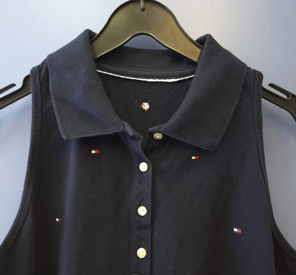 Tommy Hilfiger mouwloze polo donkerblauw+ logos mt M 51537, Maat 38/40 (M), Herengracht 433, 1017 BP Amsterdam, Nederland, Blauw