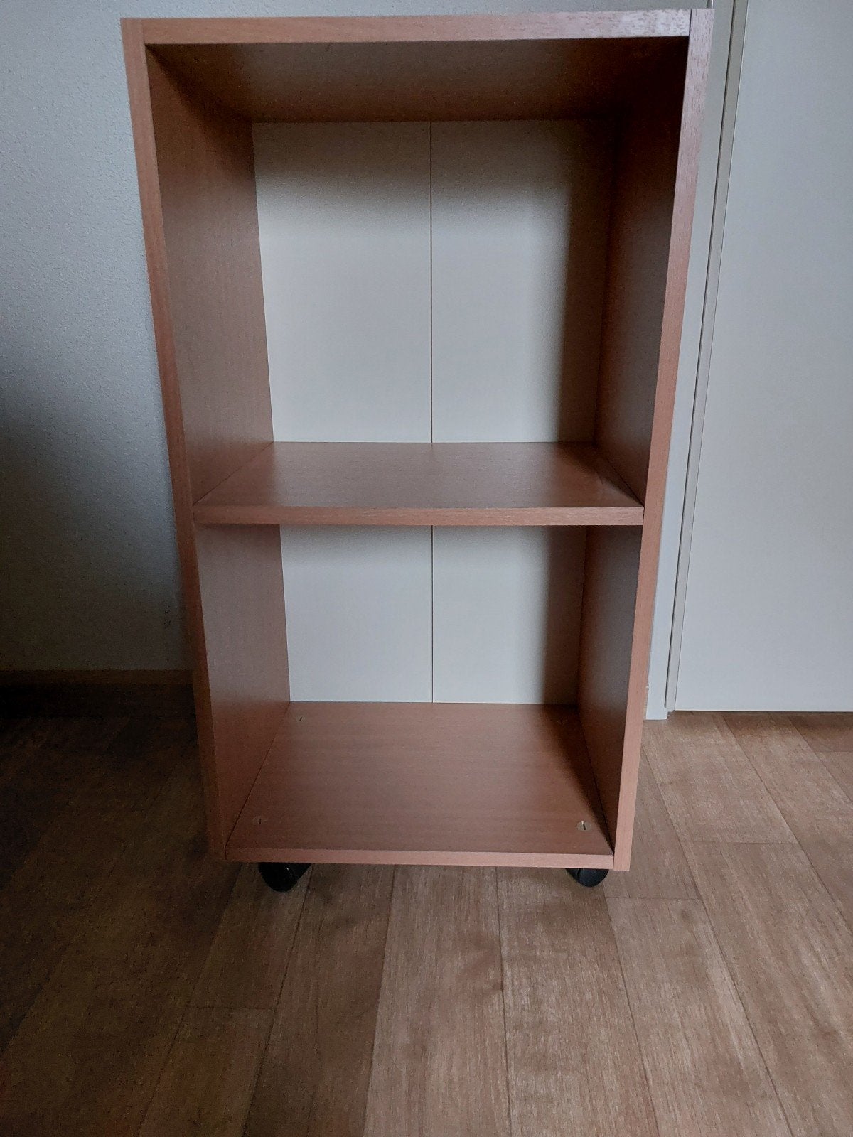Houten kastje op wieltjes, Ophalen, Met plank(en), Minder dan 50 cm, Gebruikt