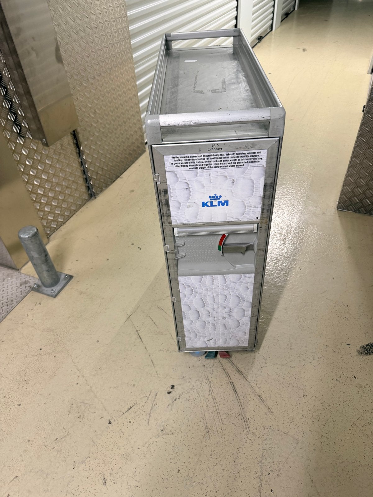 Foto 3 van KLM Vliegtuig Trolley - Uniek Decoratief Item