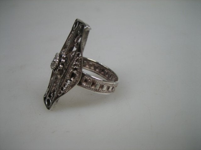 Antieke hand vervaardigde zilveren ring met bloemmotief, Verzenden, Zilver, Ring