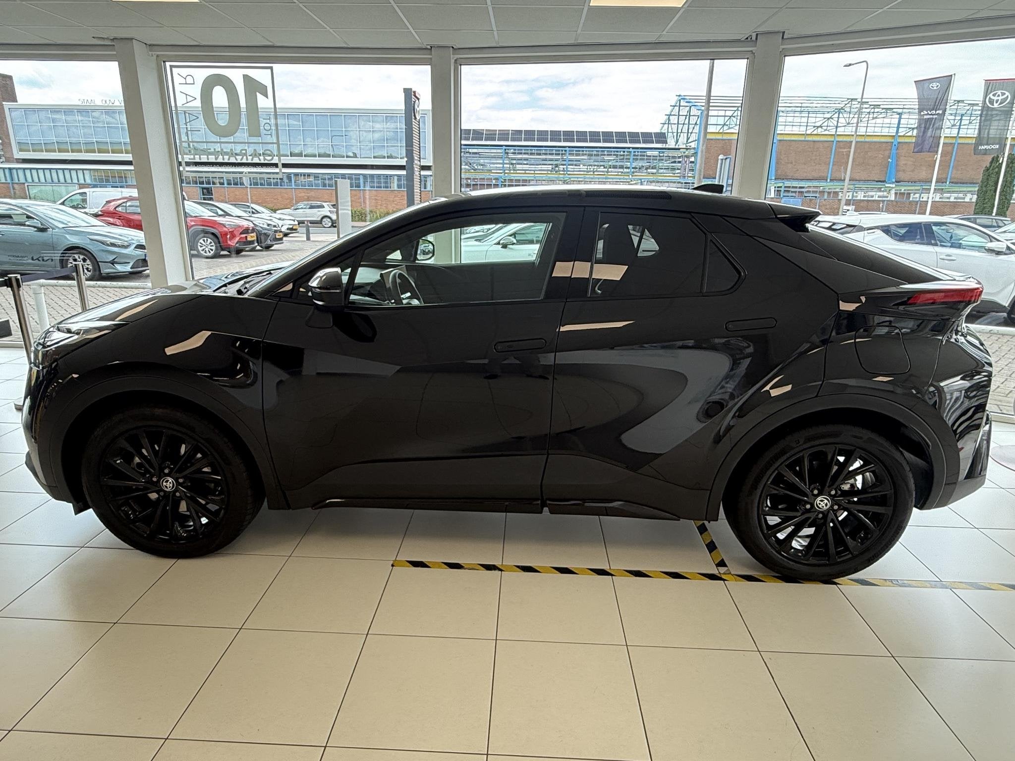 Toyota C-HR 2.0 Plug-in Hybrid 220 Black Edition Demo Kortin, Auto's, 4 cilinders, Bedrijf, Hybride Elektrisch/Benzine, 144 min
