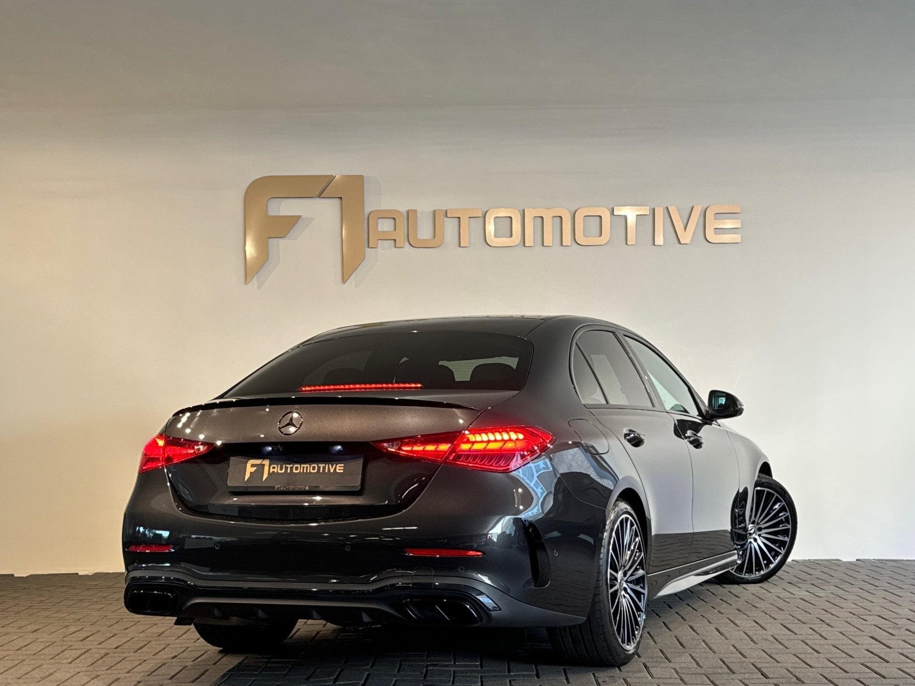 Mercedes-Benz C-klasse 180 AMG Memory|Keyless|Night|360 Came, Auto's, Automaat, Dealer onderhouden, 4 cilinders, Bedrijf