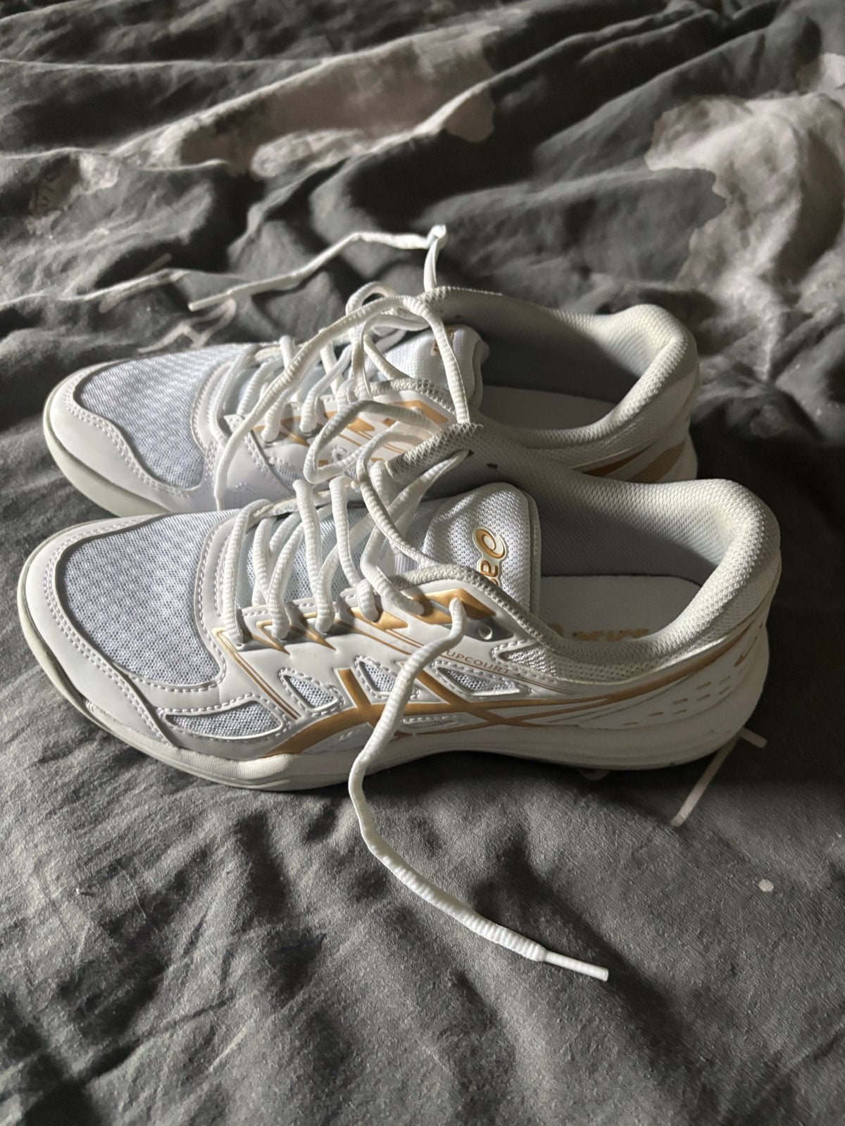 Zo goed als nieuwe witte Asics zaalschoenen maat 40, Ophalen of Verzenden, Zo goed als nieuw