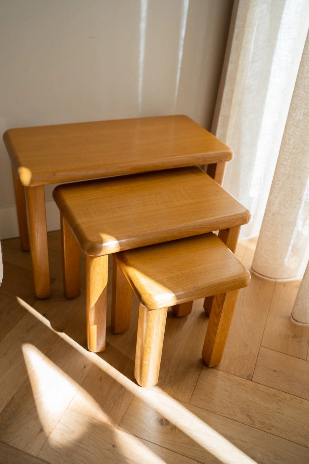Vintage brutalist jaren 60/70 eikenhout nesting tables, Minder dan 45 cm, Minder dan 55 cm, Vintage, Ophalen of Verzenden