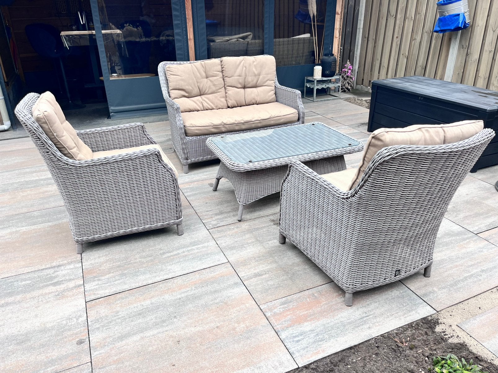 Tuinset met bank, stoelen. salontafel en kussens, Ophalen, 4 zitplaatsen, Gebruikt, Wicker