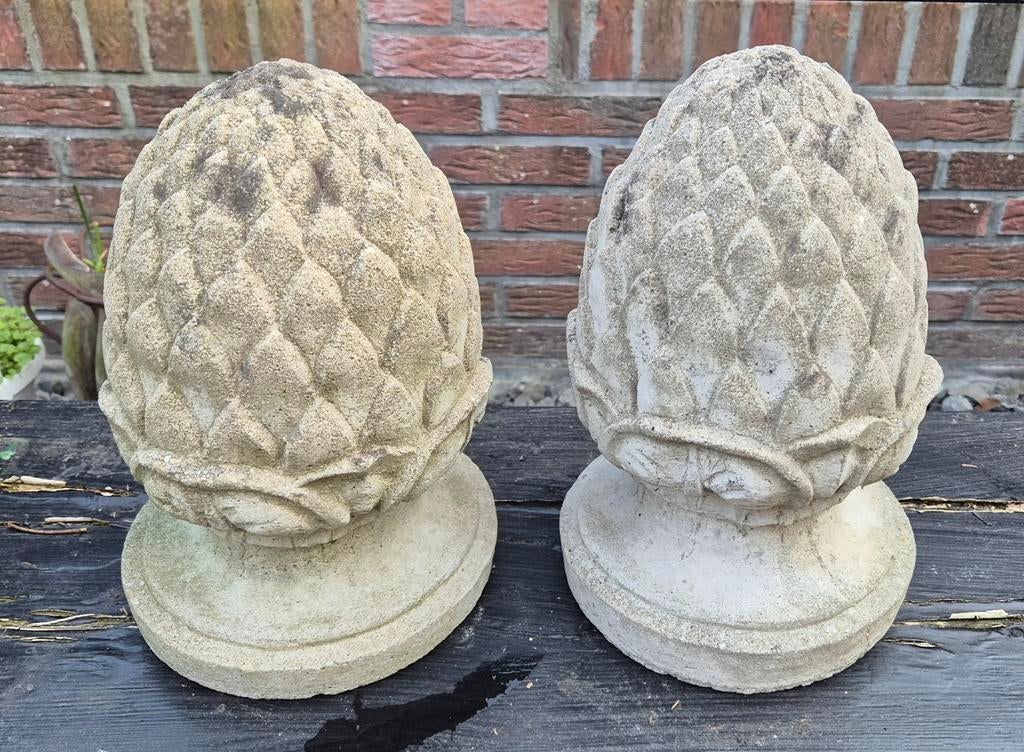 Twee stenen dennenappels, eikels , winterhard, 28 cm hoog, Tuin en Terras, Ophalen, Gebruikt, Steen