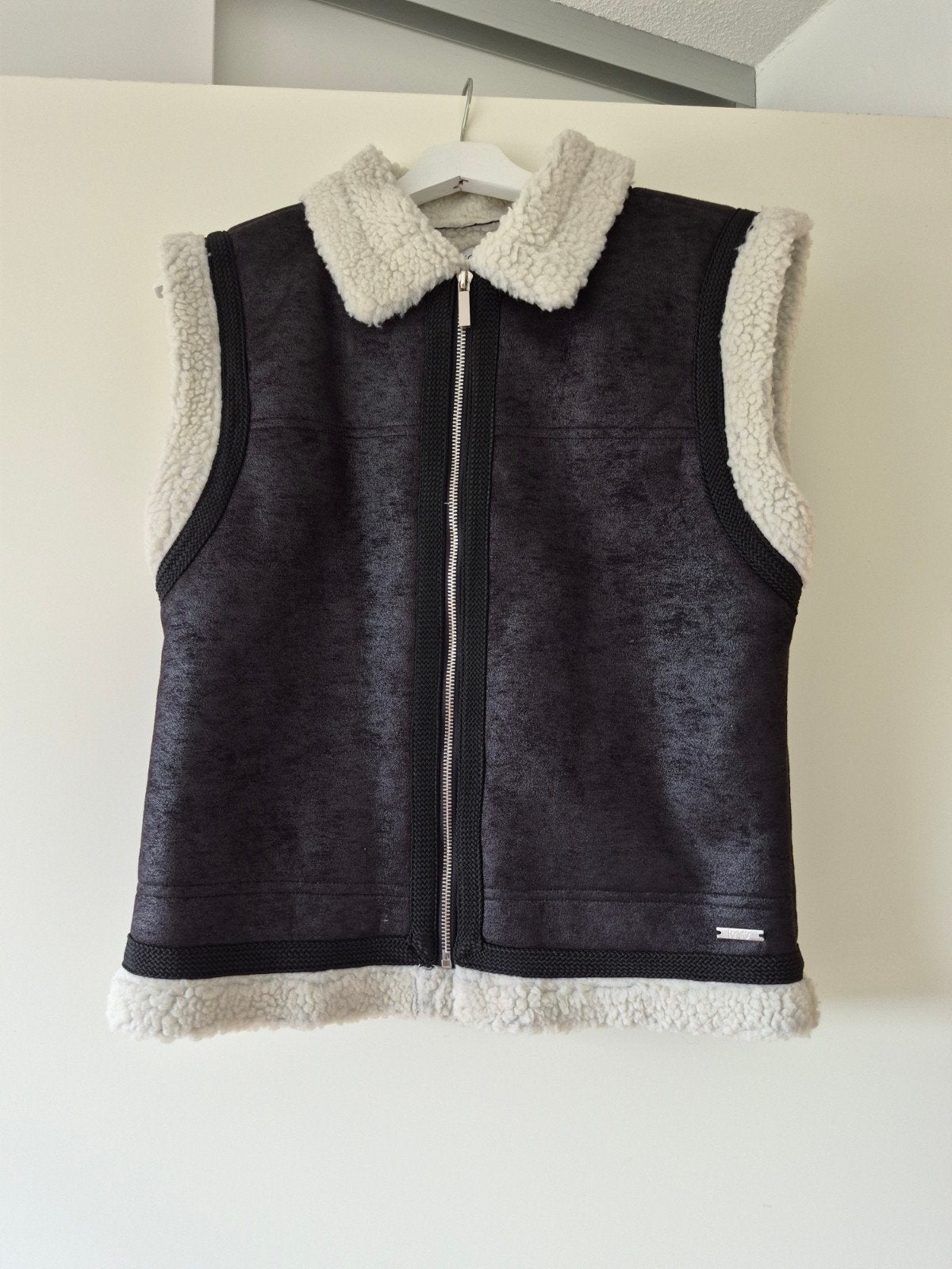 Knit by Maicazz suède en wol bodywarmer, Kleding | Dames, Bodywarmers, Zwart, Nieuw, Ophalen of Verzenden, Knit by Maicazz