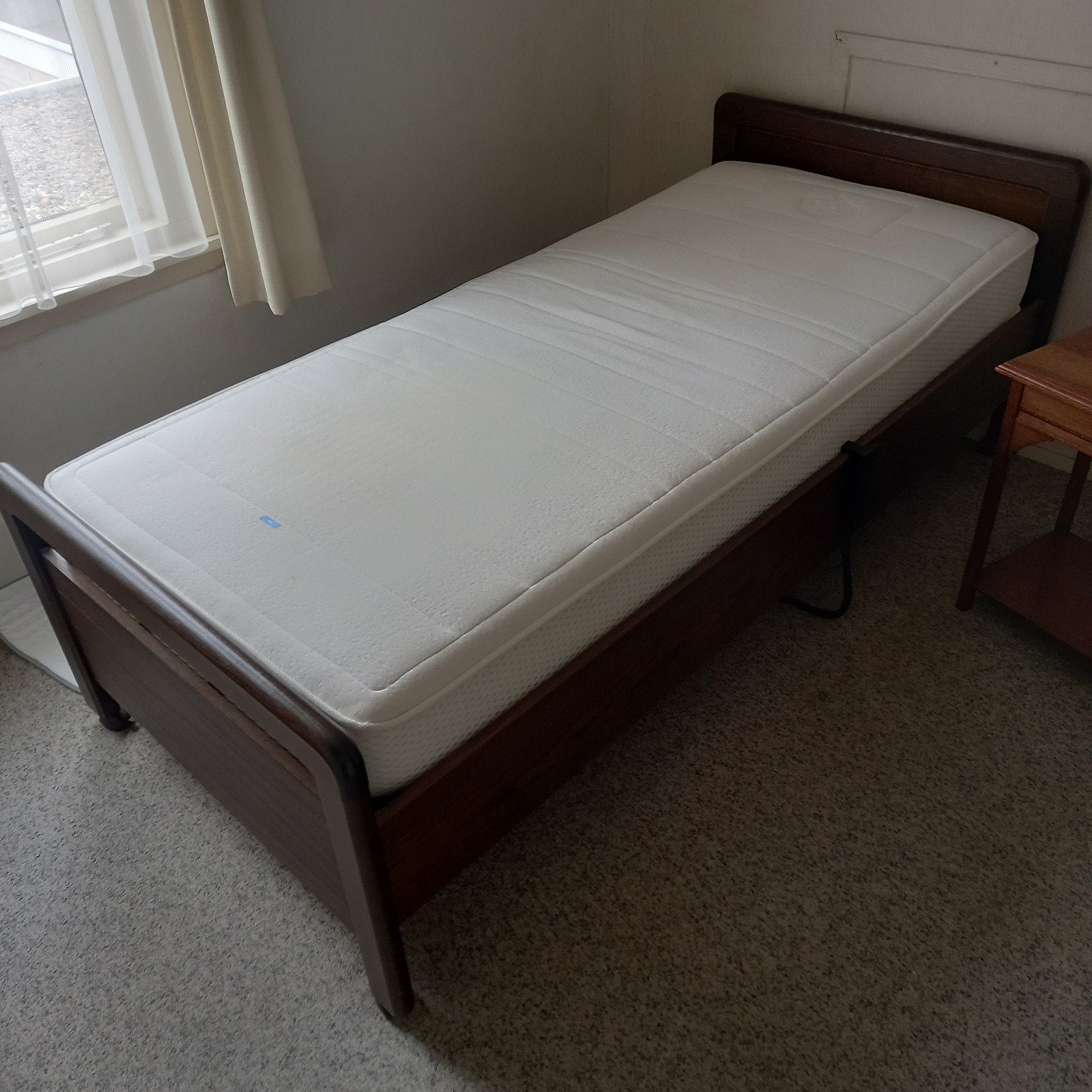 Eenpersoons bed met elektrisch verstelbare lattenbodem, Huis en Inrichting, 90 cm, Eenpersoons, Bruin, Klassiek