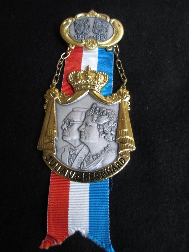 Herdenkings medaille Beatrix & Claus 50 jaar Getrouwd 14cm, Ophalen of Verzenden, Zo goed als nieuw, Kaart, Foto of Prent