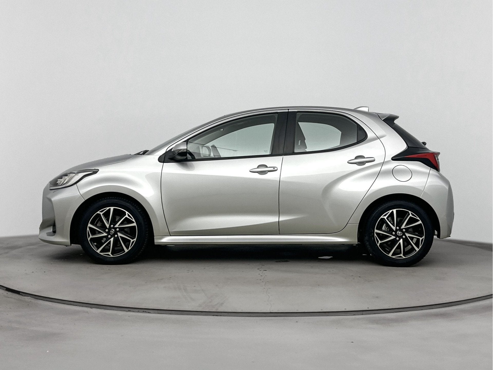 Toyota Yaris 1.5 Hybrid 115 First Edition | Parkeercamera |, Auto's, 12 maanden, Gebruikt, 1490 cc, Bedrijf
