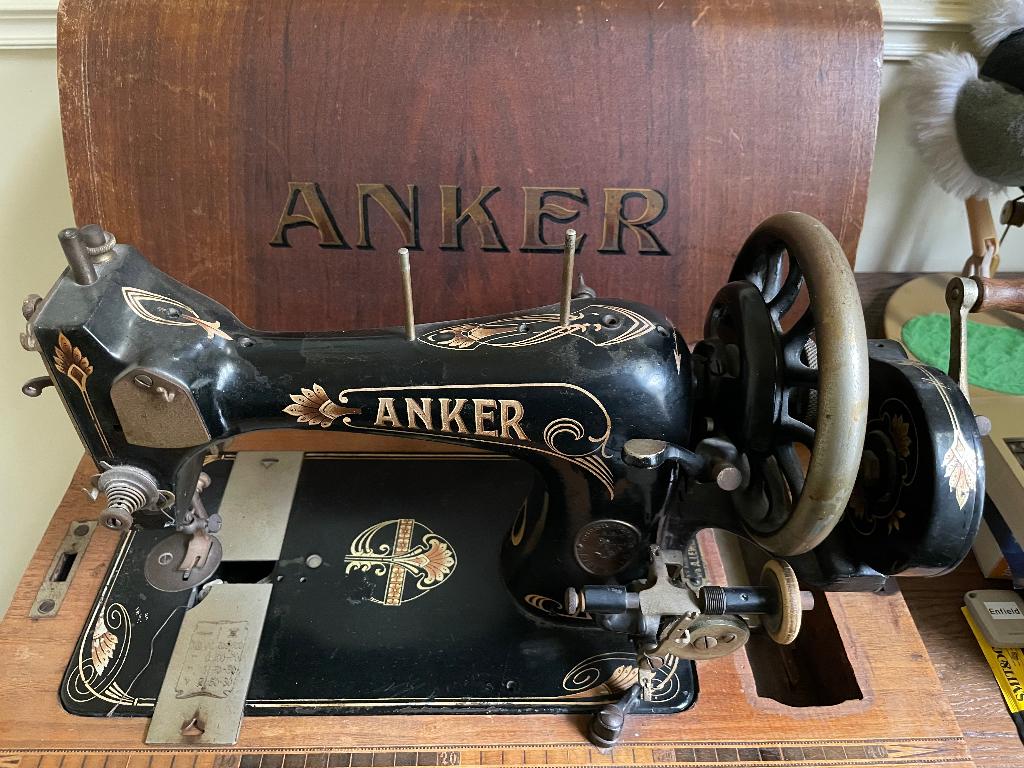 Oude Anker naaimachine, Ophalen
