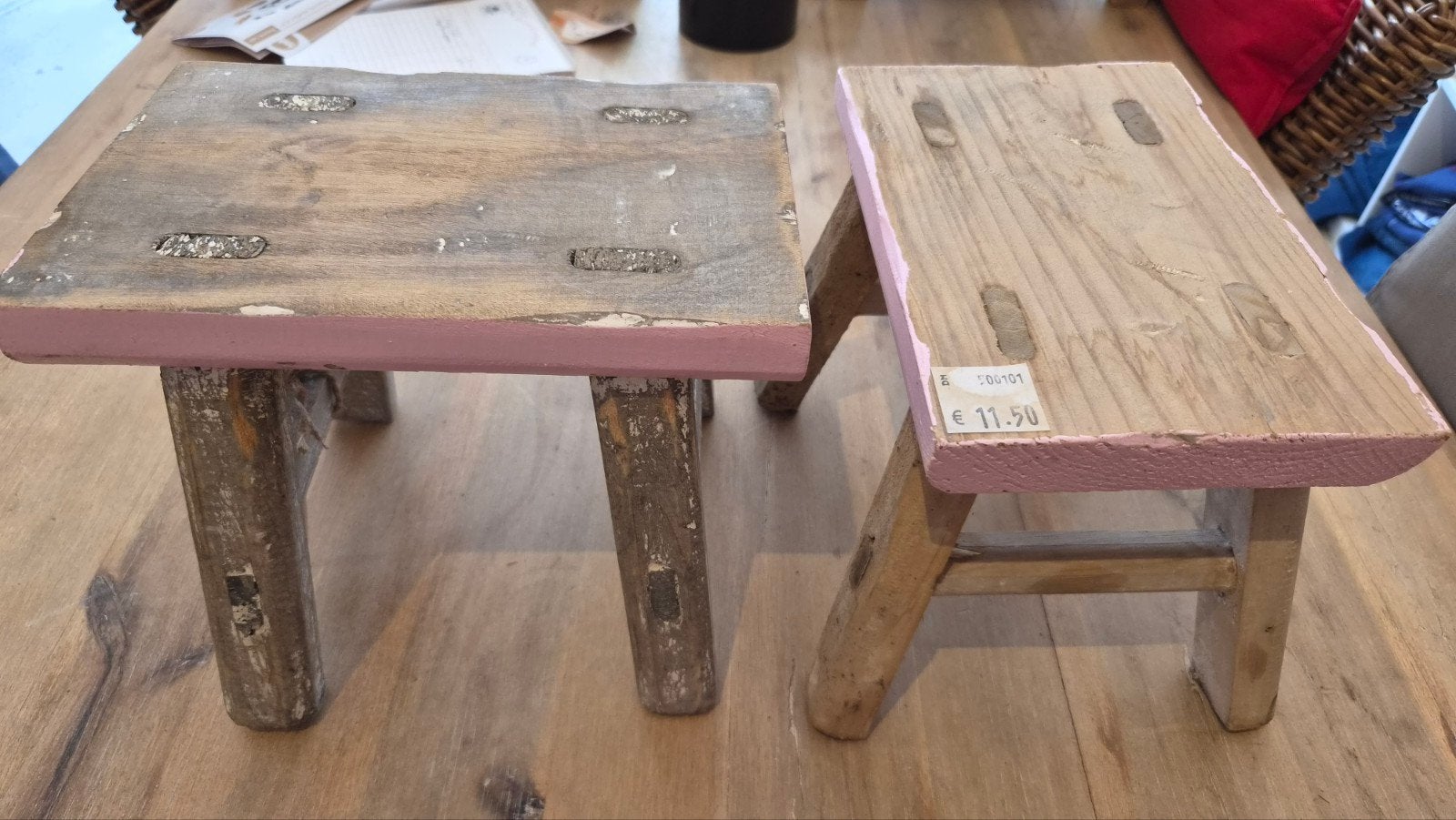 Set van 2 vintage houten krukjes, roze accenten, Overige merken, Nieuw, Ophalen of Verzenden, Zitmeubel