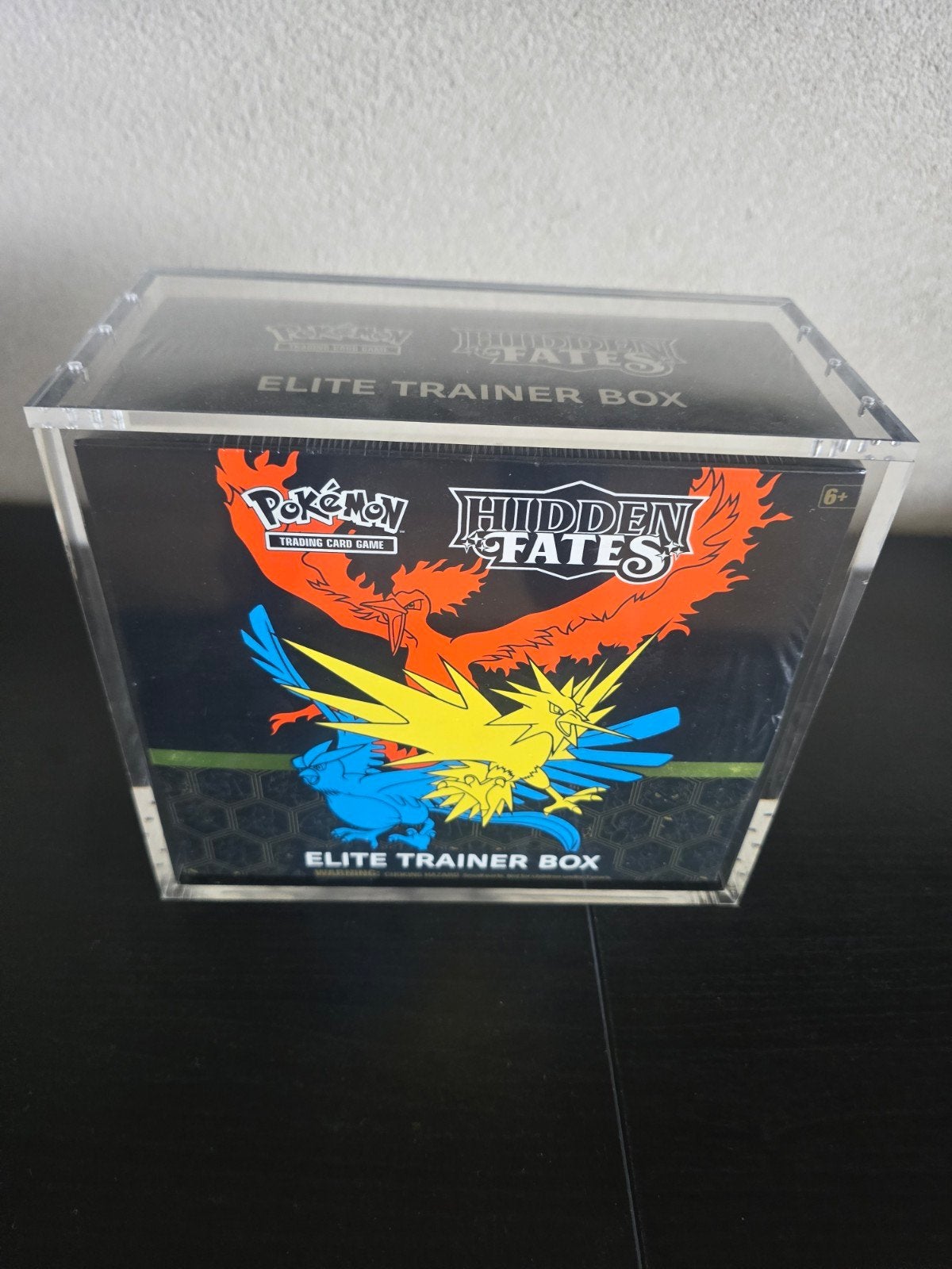 Hidden Fates Elite Trainer Box (ETB) inclusief Acryl Case, Hobby en Vrije tijd, Verzamelkaartspellen | Pokémon, Ophalen of Verzenden