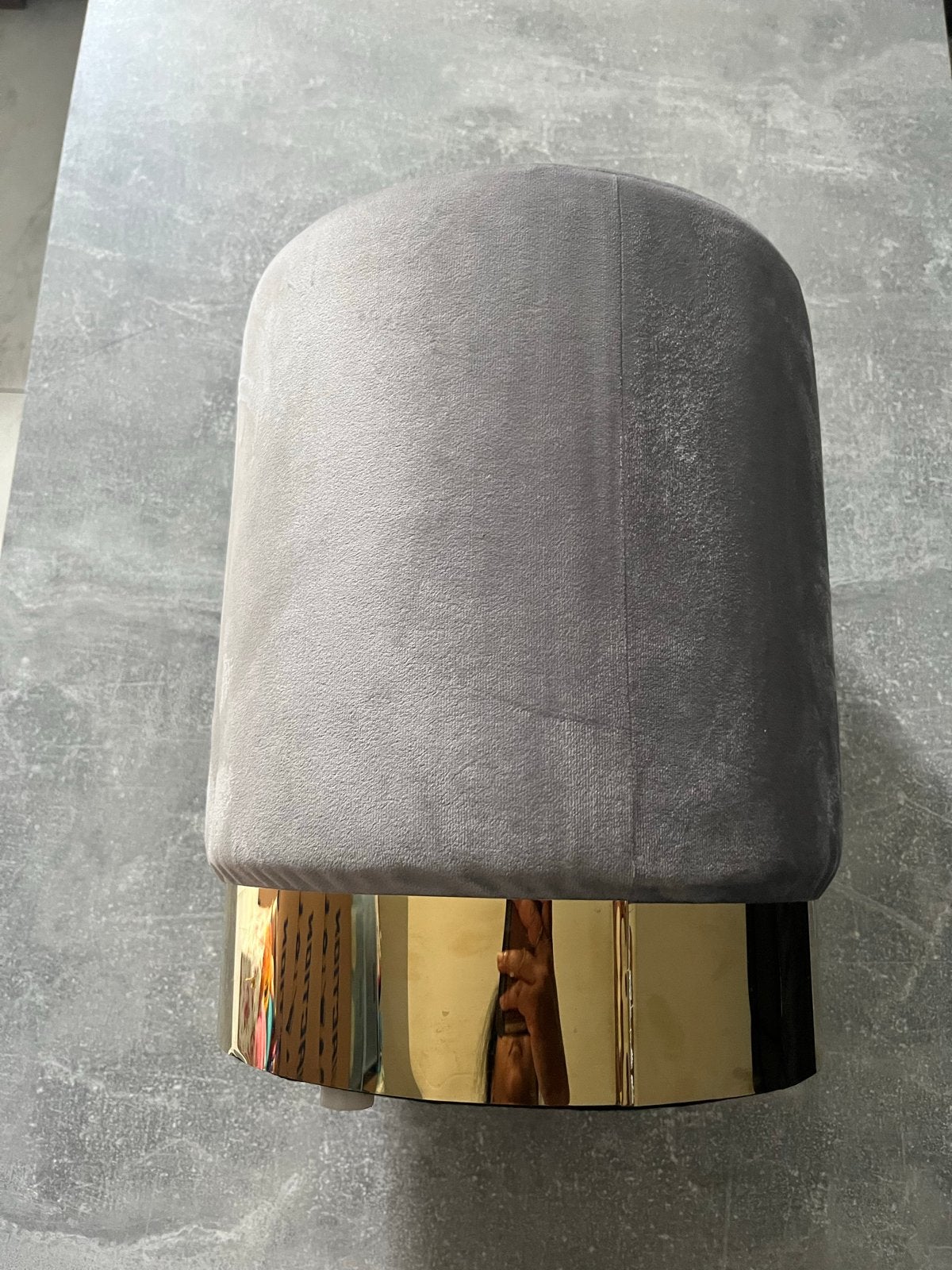 2x Grijze fluwelen poef met gouden accent, Huis en Inrichting, Banken | Voetenbanken en Poefen, Ophalen, Minder dan 50 cm, Rond
