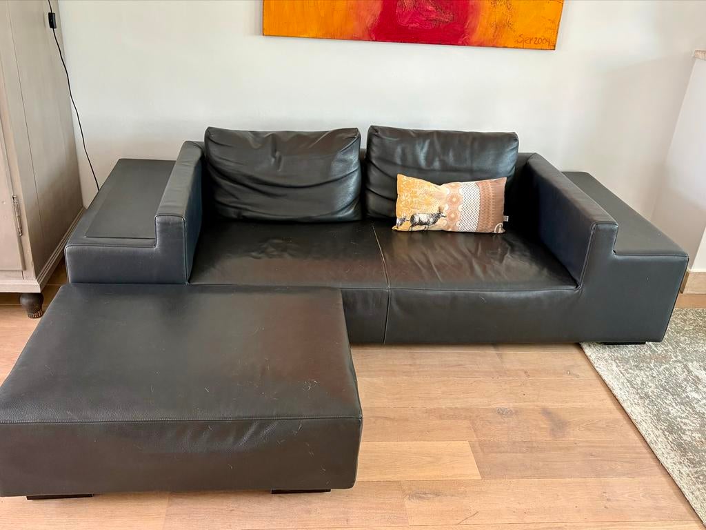 Zwarte leren bank met losse chaise longue - Merk Sur en Plus, Ophalen, Zo goed als nieuw, Leer