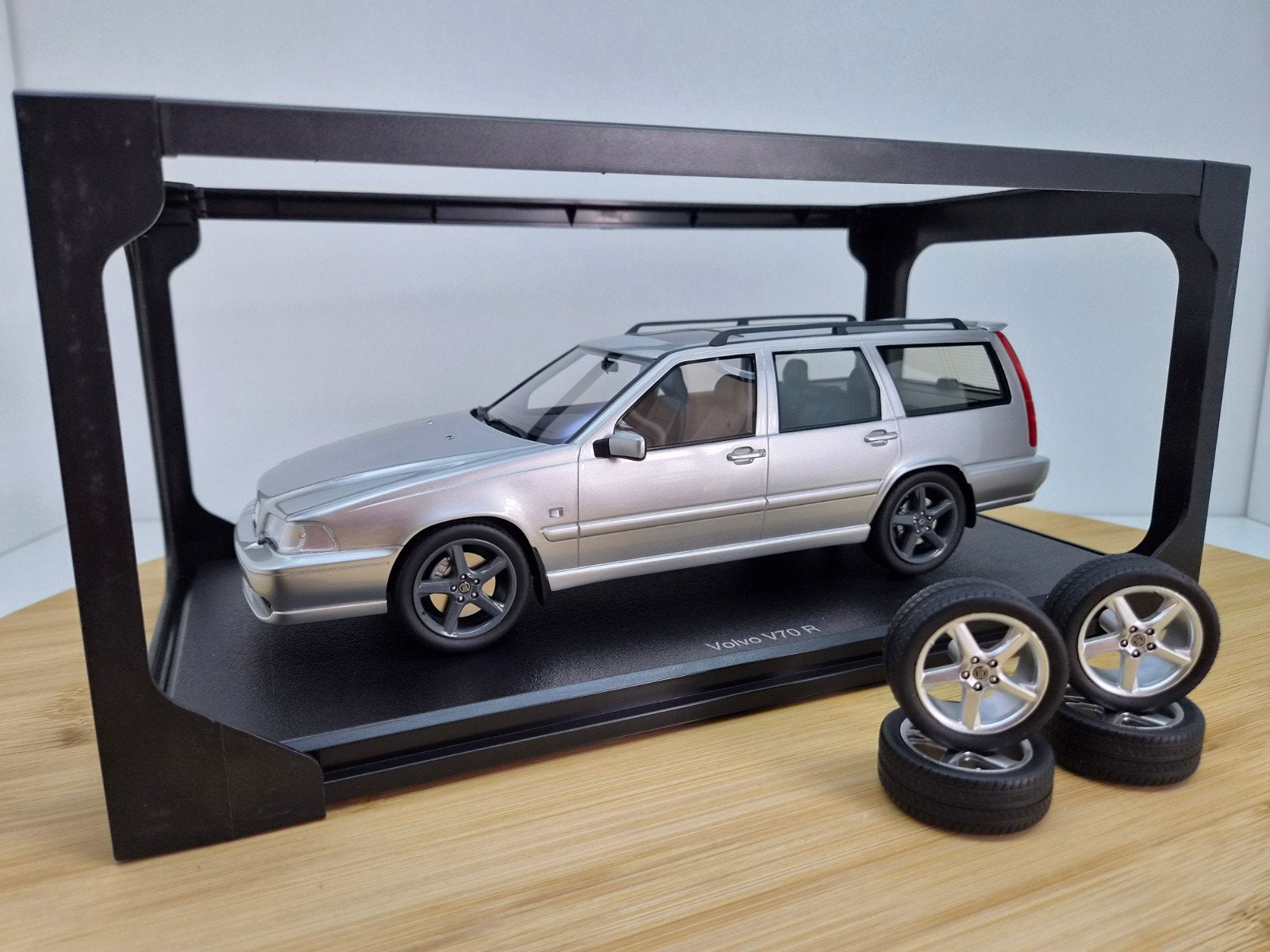 DNA Collectibles Volvo V70 R 1:18 Zilver + extra set wielen, Overige merken, Auto, R, Nieuw