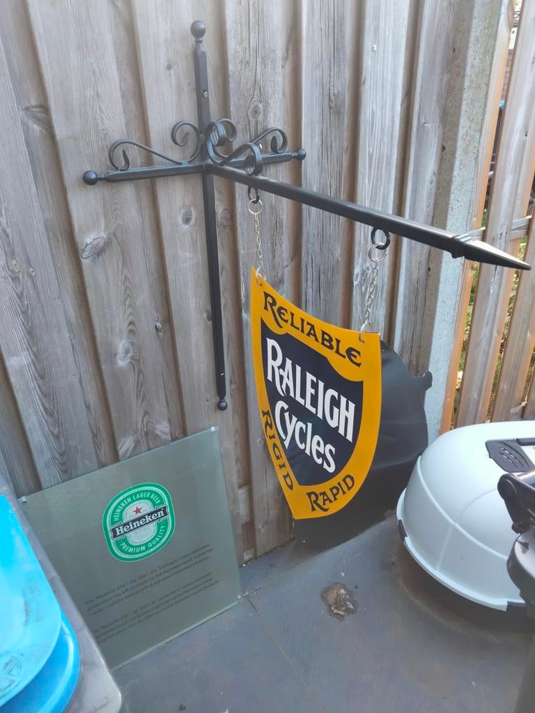 Emaille reclamebord raleigh fietsen + ophang systeem, Tuin en Terras, Schuttingen, Ophalen, Hout, Minder dan 3 meter