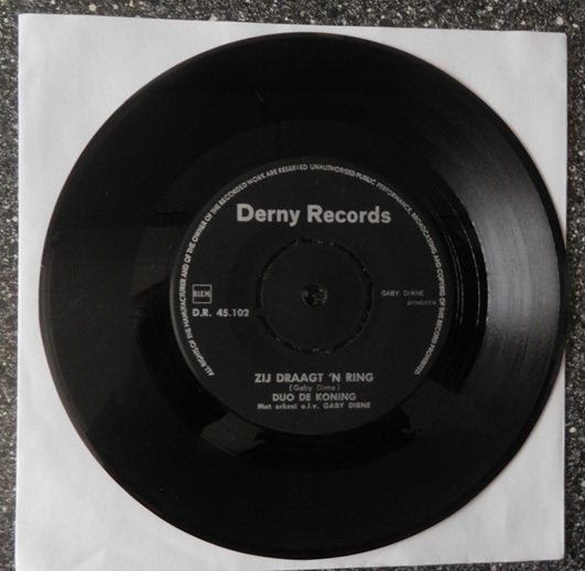 Duo de Koning - zij draagt 'n ring (vanaf € 1,50), Ophalen of Verzenden, Zo goed als nieuw, 7 inch, Levenslied of Smartlap