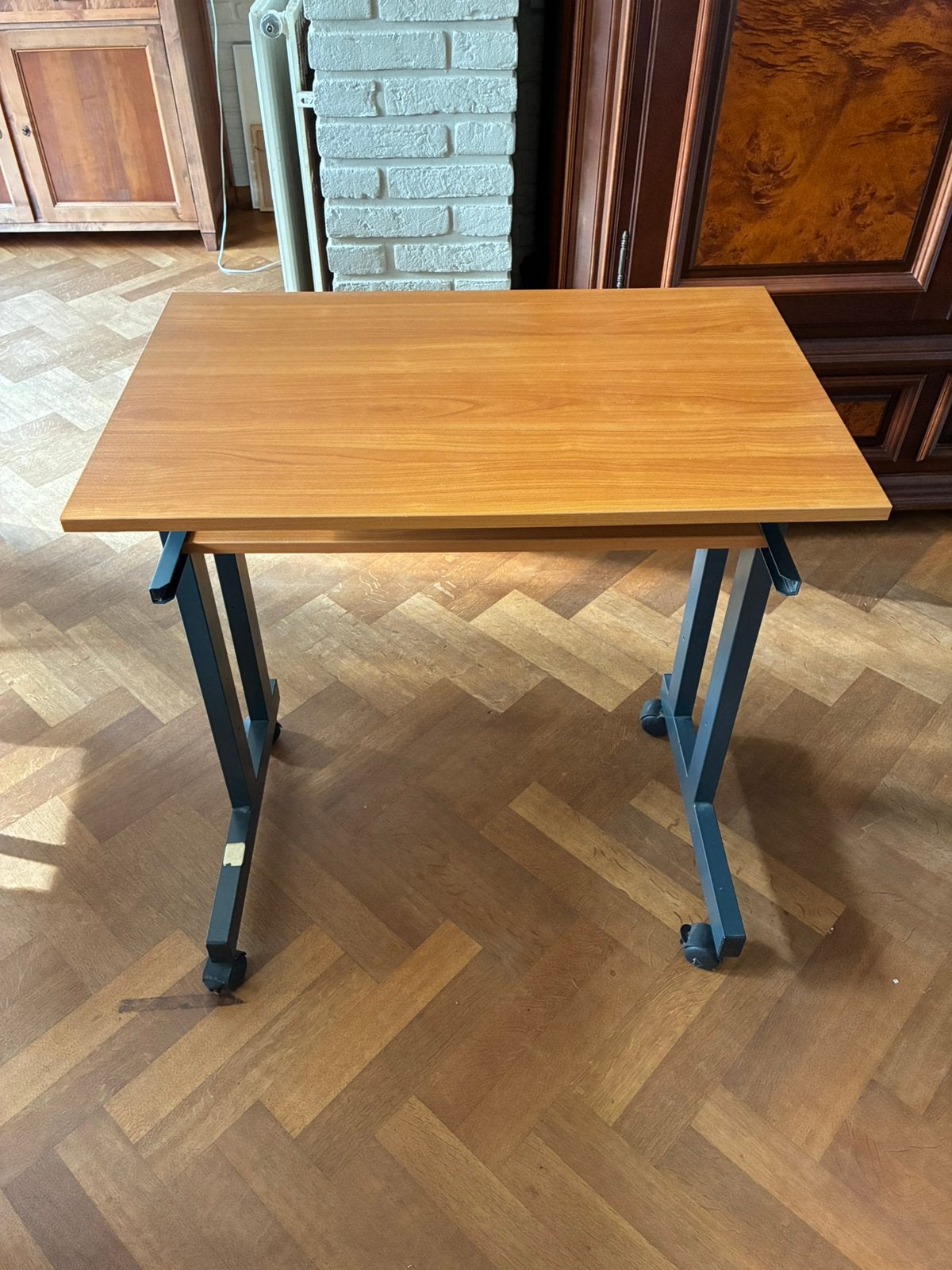 Verrijdbaar bureau, Ophalen, Zo goed als nieuw, Bruin, Schoolbureau