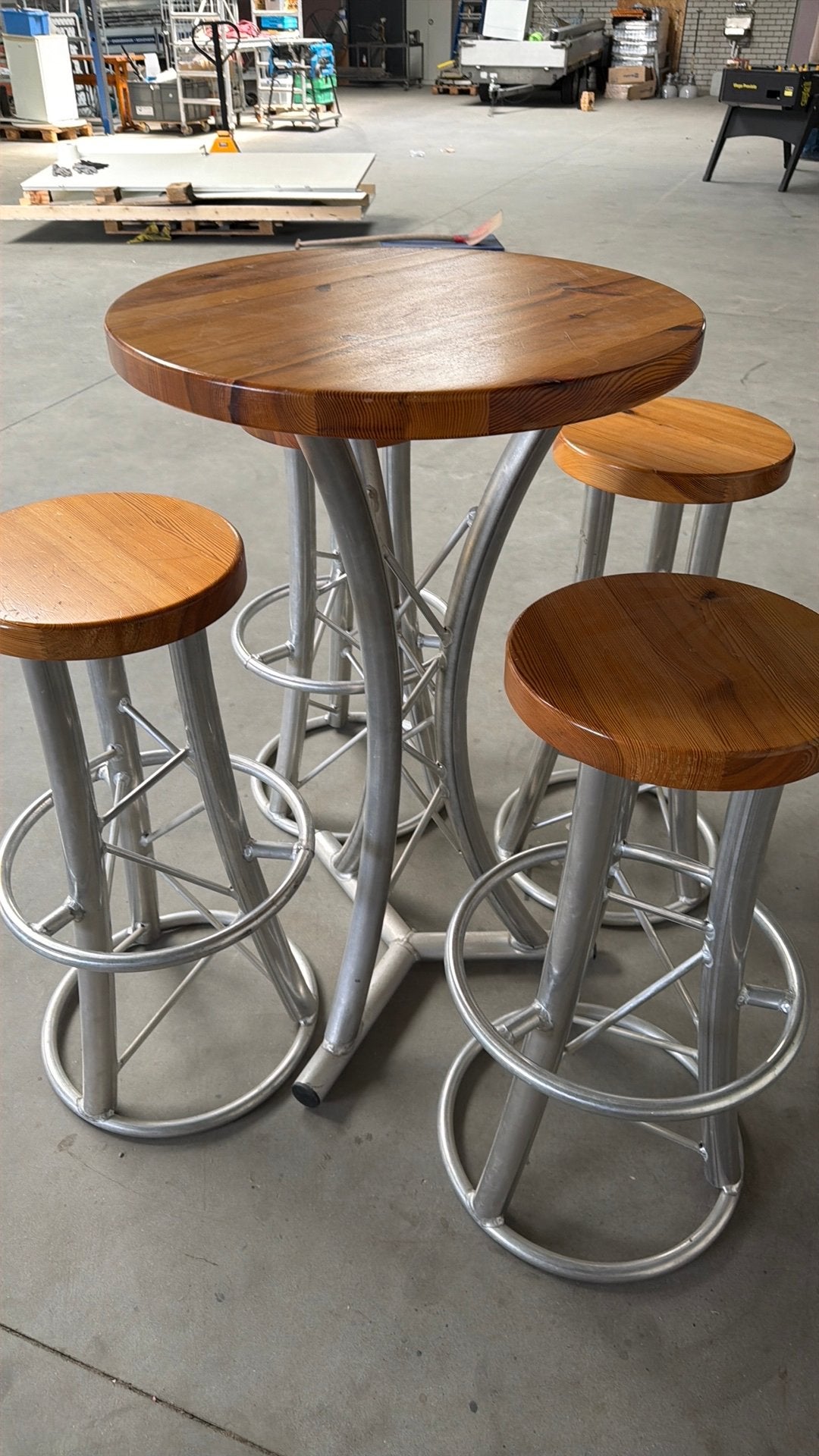 Truss tafel met 4 truss krukken, Ophalen, Gebruikt