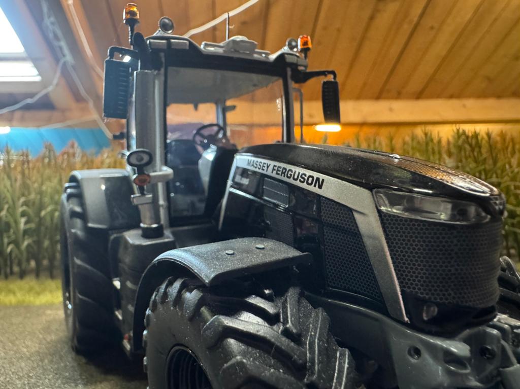 Massey Ferguson black edition 8S, Ophalen of Verzenden, Tractor of Landbouw, Universal Hobbies