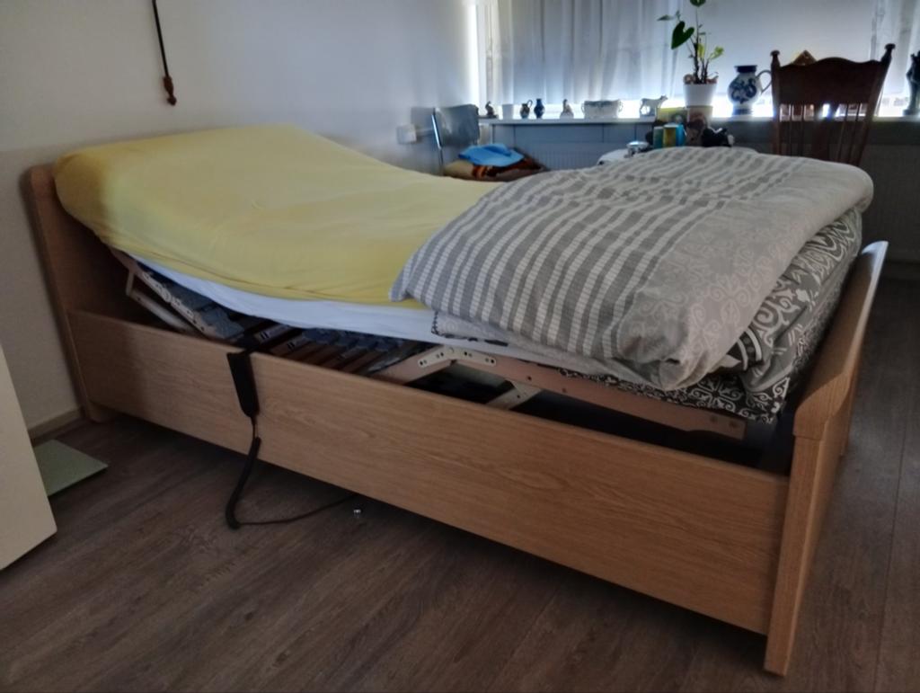 Een pers bed plus nachtkastje, Gebruikt, 90 cm, Eenpersoons, Wit