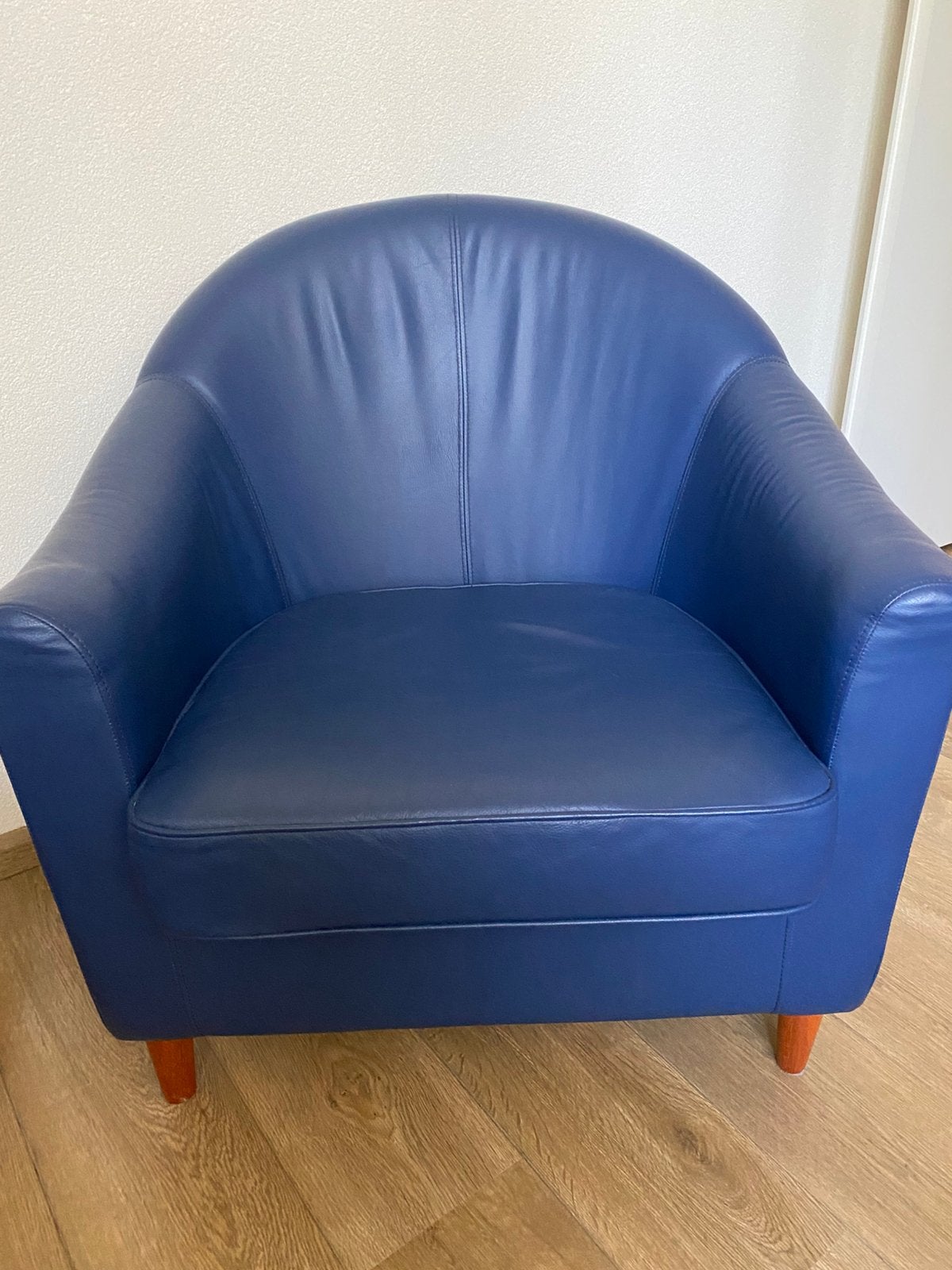 Zgan lederen kobaltblauwe club fauteuil, Ophalen, Zowel modern als klassiek, Minder dan 75 cm, Leer