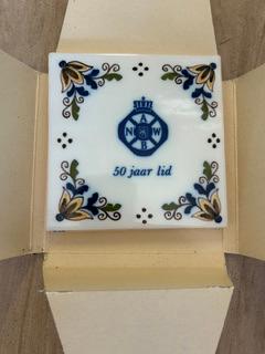 Te koop Makkum tegeltje 50 jaar lid ANWB!, Antiek en Kunst, Ophalen